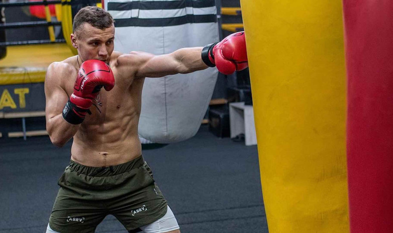 Казахстанский профи-боксер провел спарринг со звездой ММА